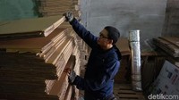 Tumpukan kardus yang siap untuk dijual.