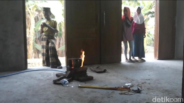 Sumur warga mengeluarkan gas/
