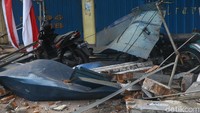 Material yang ambruk tersebut menimpa beberapa sepeda motor.
