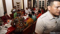 Masing-masing ketum dan sekjen bergantian meneken dokumen dukungan itu.