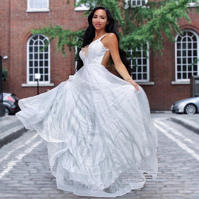 Wanita yang telah menjalani operasi pembesaran payudara dan dua kali operasi hidung ini dulu kerap di-bully di sekolah. Oleh sebab itu ia mencoba mengubah penampilan dengan operasi plastik. Foto: Instagram/@natashagrano