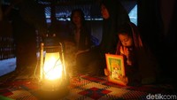 Listrik di desa ini masih padam.
