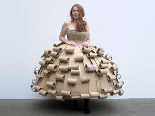Ballgown yang terbuat dari kardus. detail kardus tisu gulung menjadi detail yang cantik. Foto: Ist.
