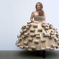 Ballgown yang terbuat dari kardus. detail kardus tisu gulung menjadi detail yang cantik. Foto: Ist.