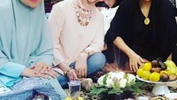 Ini momen saat Ita datang ke rumah Paramitha Rusadi untuk tahlilan. Di depan mereka ada berbagai buah-buahan segar. Foto: instagram @itadyahpurnamasari