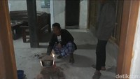 Sejak sumurnya mengeluarakan gas, Muhajir tak berani lagi mengambil air dari sumur tersebut. Meski sumur itu masih deras mengeluarkan air seperti hari-hari biasanya. 
