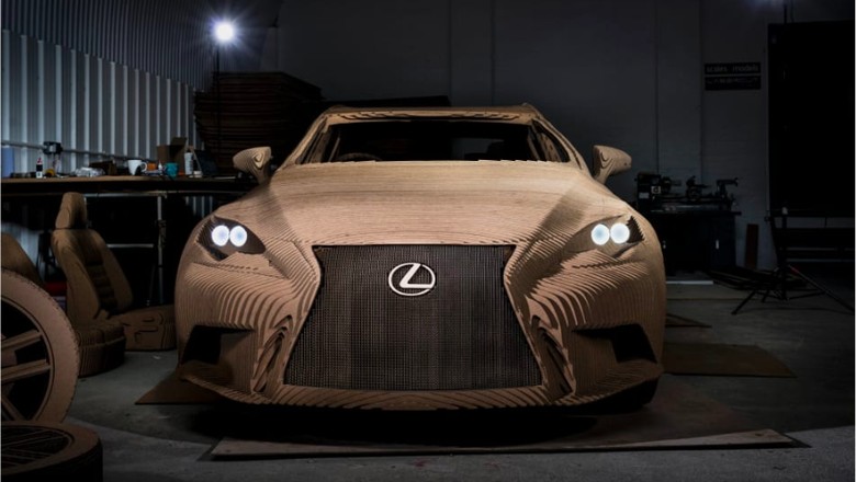 Lexus IS terbuat dari Kardus Foto: Pool (CNN) Lexus IS terbuat dari Kardus Foto: Pool (CNN)