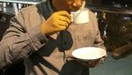 Begini Gaya Andi Arief Jenderal Kardus Saat Nikmati Kopi dan Makan Bareng