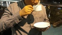 Setelah 37 tahun gak minum kopi. Nikmatinya kopi Lampung, tulis Andi Arief pada 12 Mei lalu. Duh, saking ngidam minum kopi, ia terlihat lupa meletakkan sendok kopi sebelumn menyesap kopi. Foto: Twitter @AndiArief__