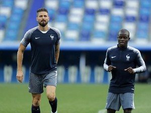 Giroud dan Kante Angkat Trofi Piala Dunia Lagi di Chelsea