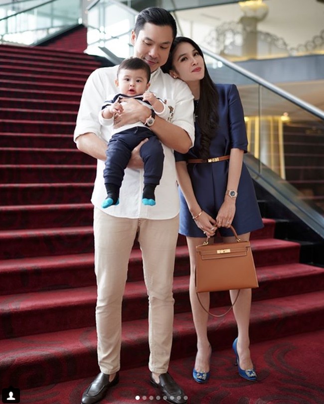 Setahun setelah pernikahannya, Sandra melahirkan putra pertamanya dengan Harvey yanng diberi nama Raphael Moeis. Lahir pada 31 Desember 2017, Raphael kini sudah berusia 6 tahun. Foto: Dok. Instagram/sandradewi88