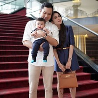 Setahun setelah pernikahannya, Sandra melahirkan putra pertamanya dengan Harvey yanng diberi nama Raphael Moeis. Lahir pada 31 Desember 2017, Raphael kini sudah berusia 6 tahun. Foto: Dok. Instagram/sandradewi88