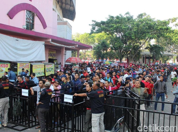 Antrean Panjang Suporter Demi Tiket Semifinal Piala AFF U-16