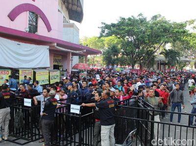 Antrean Panjang Suporter Demi Tiket Semifinal Piala AFF U-16