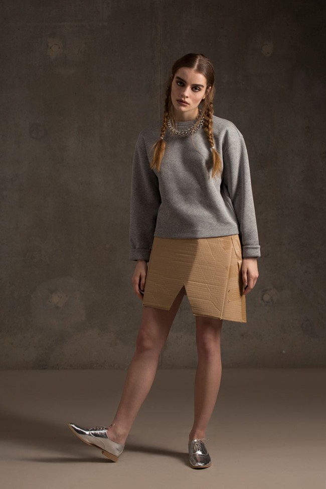 Sweater dan rok mini dari kardus. Unik sekaligus edgy. Foto: Dok. Marisa Lia
