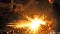 Senjata kecil yang memiliki peranan besar dalam perjalanan jatuh bangun kerajaan nusantara itu bernama keris. Senjata tradisional nusantara itu tak hanya digunakan sebagai senjata tetapi juga menjadi aksesoris penentu kelas sosial di masyarakat, pelengkap upacara keagamaan, dan benda pusaka turun-temurun.