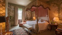 Ballyfin peginapan yang berada di sekitar 169 Km dari Kota Dublin. Akomodasi mewah ini memiliki 15 kamar dengan dsain klasik menawan. Harga inapnya pun per malamnya di mulai dari 1.235 Euro (Rp 206 juta). (Ballyfin Demesne)