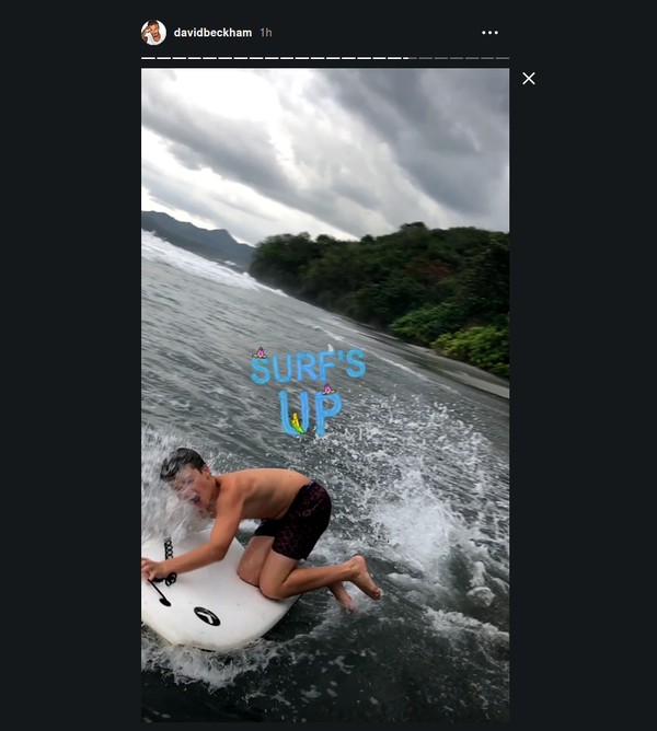 Foto: David juga memamaerkan saat keluarganya main ke pantai. Di pantai tersebut, salah satu anak laki-laki David, Romeo menjajal main surfing. Sayang, dia terjatuh. (David Beckham/Instagram) Foto: David juga memamaerkan saat keluarganya main ke pantai. Di pantai tersebut, salah satu anak laki-laki David, Romeo menjajal main surfing. Sayang, dia terjatuh. (David Beckham/Instagram)