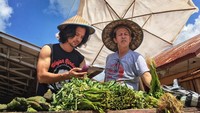 Pulang kampung ke Manggar, Sumatera Selatan, Edward sibuk memlih sayuran segar dan terong dari para petani di sana. Foto: Instagram @edward_akbar