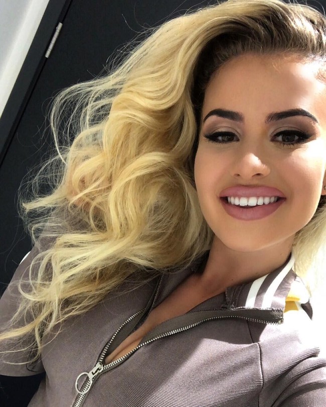 Demi bertahan hidup dan bisa melarikan diri, Chloe pun mencari cara untuk membuat si penculik jatuh cinta.  Aku pikir aku harus tidur dengannya untuk bertahan. Satu-satunya cara untuk keluar secara hidup adalah dengan membuatnya menyukaiku. Ketika dia meminta untuk menciumku aku tidak menolak. Aku tidak ingin membuatnya kesal. Karena itu aku mengatakan, mungkin nanti ungkap Chloe kepada The Sun. Foto: Instagram ( chloeayling97)