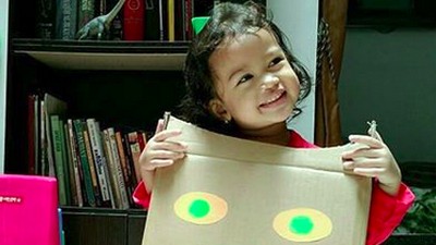 Lucunya Anak-anak Ini Saat Pakai Kostum dari Kardus