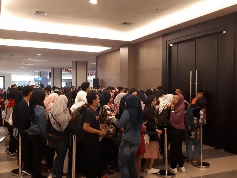 Pintu Tak Kunjung Dibuka, Fans Lisa BLACKPINK Dorong-dorongan Pintu Tak Kunjung Dibuka, Fans Lisa BLACKPINK Dorong-dorongan