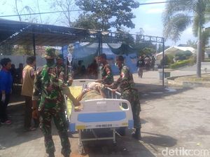 Foto: Gempa 6,2 SR, Pasien RSUD Lombok Utara Dibawa ke Halaman