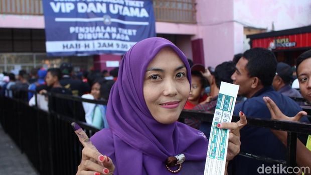 Salah satu pengantre tiket laga U-16/