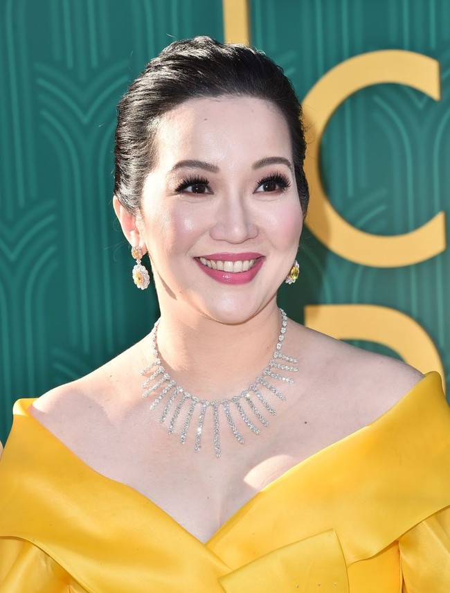 Seperti dikutip dari ABS CBN News, perhiasan mewah yang dipakai Kris Aquino ini datang dari brand perhiasan Filipina, Diagold. Namun perhiasan bernilai miliaran itu bukan milik wanita yang dijuluki Ratu Media tersebut. Adalah sang stylist Kimi dan Boop Yap yang meminjam perhiasan itu pada pihak Diagold. Foto: Getty Images