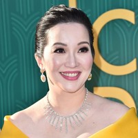 Seperti dikutip dari ABS CBN News, perhiasan mewah yang dipakai Kris Aquino ini datang dari brand perhiasan Filipina, Diagold. Namun perhiasan bernilai miliaran itu bukan milik wanita yang dijuluki Ratu Media tersebut. Adalah sang stylist Kimi dan Boop Yap yang meminjam perhiasan itu pada pihak Diagold. Foto: Getty Images