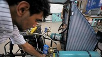 Kendaraan yang memiliki bentuk seperti gokart ini merupakan salah satu upaya para mahasiswa untuk memberikan solusi memerangi kenaikan harga energi dan menjaga kelestarian lingkungan. Mohamed Abd El Ghany/Reuters.