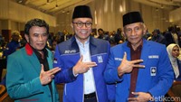 Ketum PAN Zulkifli Hasan, Ketua Dewan Kehormatan PAN Amien Rais, dan Ketum Partai Idaman Rhoma Irama sempat pose bersama sebelum Rakernas.