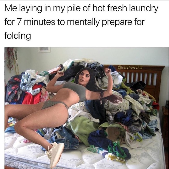 Setrikaan yang tak kunjung selesai, enaknya dibuat tiduran saja. Foto: Twitter