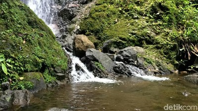 Foto: Air Terjun yang Segar di Ciamis