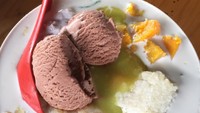 Jika Anda suka cendol durian dengan banyak campuran, mampir aja ke Cendol Durian Borhan di Kuala Selangor. Banyak pilhan topping seperti es krim, yam, labu dan jagung manis. Foto: Istimewa