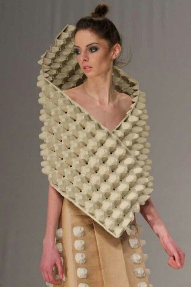 Gaun kardus lainnya tampil sebagai dress dengan cape dramatis dari tempat telur. Foto: Ist.