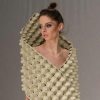 Gaun kardus lainnya tampil sebagai dress dengan cape dramatis dari tempat telur. Foto: Ist.