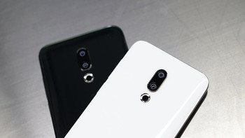 Bodi belakangnya bermaterial kaca. Foto: Sina Mobile