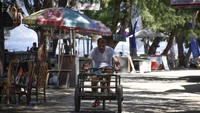 Pascagempa yang melanda daerah Lombok Utara, sebagian wisatawan asing memilih tetap tinggal di kawasan wisata Gili Trawangan. Antara Foto/Ahmad Subaidi.
