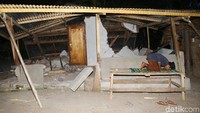 Mereka tetap beraktivitas di antara puing-puing bangunan.