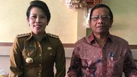 Ngeteh bareng ditemani dengan kerupuk, jadi agenda Mahfud MD ketika berkunjung ke kota Singkawang, Kalimantan Barat. Ditemani dengan wali kota Singkawang, Tjhai Chui Mie. Foto: Twitter @mohmahfudmd