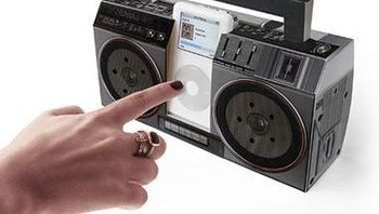 Boombox mini dari kardus ini merupakan speaker yang dapat digunakan bersama iPod kalian.  (Foto: PCMag)