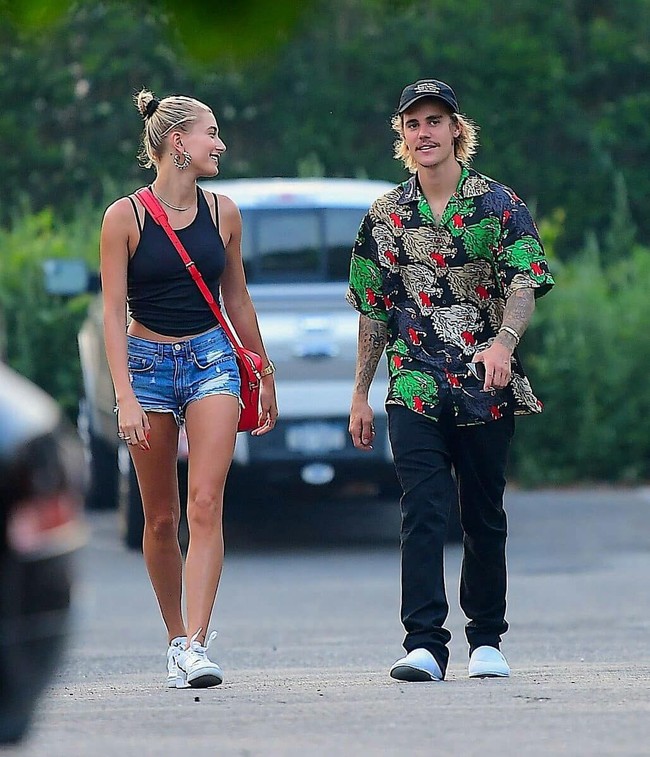 Sandal hotel pun menjadi paduan celana panjang dan kemeja. Bagaimana menurut kamu gaya Justin Bieber ini, keren atau aneh? Foto: Dok. Instagram/@haileybaldwincr
