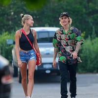 Sandal hotel pun menjadi paduan celana panjang dan kemeja. Bagaimana menurut kamu gaya Justin Bieber ini, keren atau aneh? Foto: Dok. Instagram/@haileybaldwincr