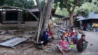 Warga bertahan di rumah mereka.
