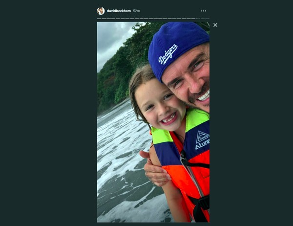 Foto: Ada juga saat David menemani gadis ciliknya, Harper berenang di pantai. Harper tampak mengenakan life jacket biar aman.  (David Beckham/Instagram)