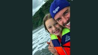 Foto: Ada juga saat David menemani gadis ciliknya, Harper berenang di pantai. Harper tampak mengenakan life jacket biar aman.  (David Beckham/Instagram)