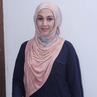 Hijab bercorak pelangi yang dipopulerkan oleh desainer Dian Pelangi juga pernah dicoba oleh Dina Lorenza. Ia tampil kasual dengan kemeja biru dongker dan celana berwarna senada. Foto: Istimewa