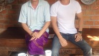 Ngopi bareng aktor senior, Ray Sahetapy jadi cara Edward habiskan waktu luang. Foto: Instagram @edward_akbar