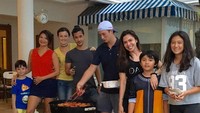Edward juga akrab lho dengan keluarga Tamara. Pesta BBQ lebih akrab, dengan kehadiran Mike Lewis dan Kimberly. Foto: Instagram @edward_akbar
